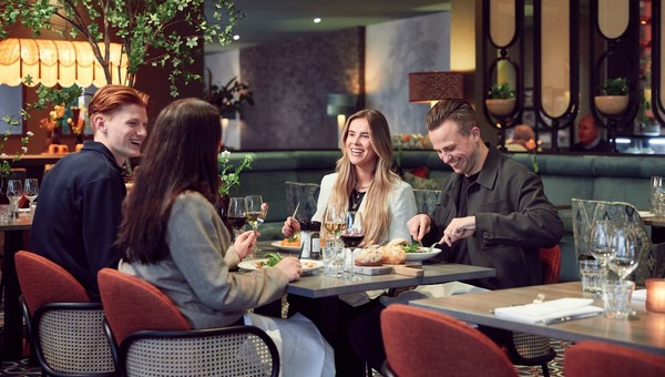 Genieten van een diner in het restaurant 