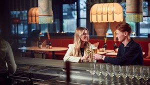 Proost op een gezellige dag bij Van der Valk