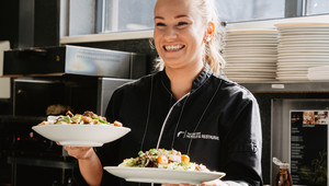 Onze Chef en zijn team bereiden de lekkerste lunch gerechten