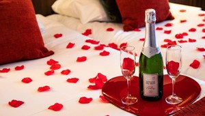 Rozenblaadjes uitgestrooid op het bed