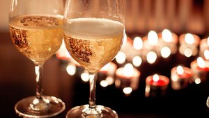 Champagne glazen met kaarslicht