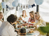 Groep vriendinnen viert een babyshower bij van der Valk