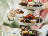 Een uitgebreid High Tea vol met heerlijke hapjes, geniet!